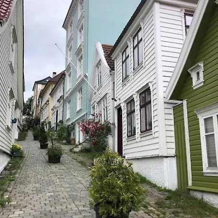 Dinbnb L Traditional Bergenhouse L 10min To Bryggen L 24l7 Appartamento Bergen