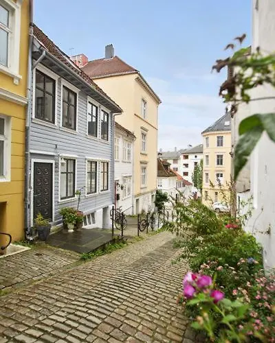 Dinbnb L Traditional Bergenhouse L 10min To Bryggen L 24l7 Appartamento Bergen